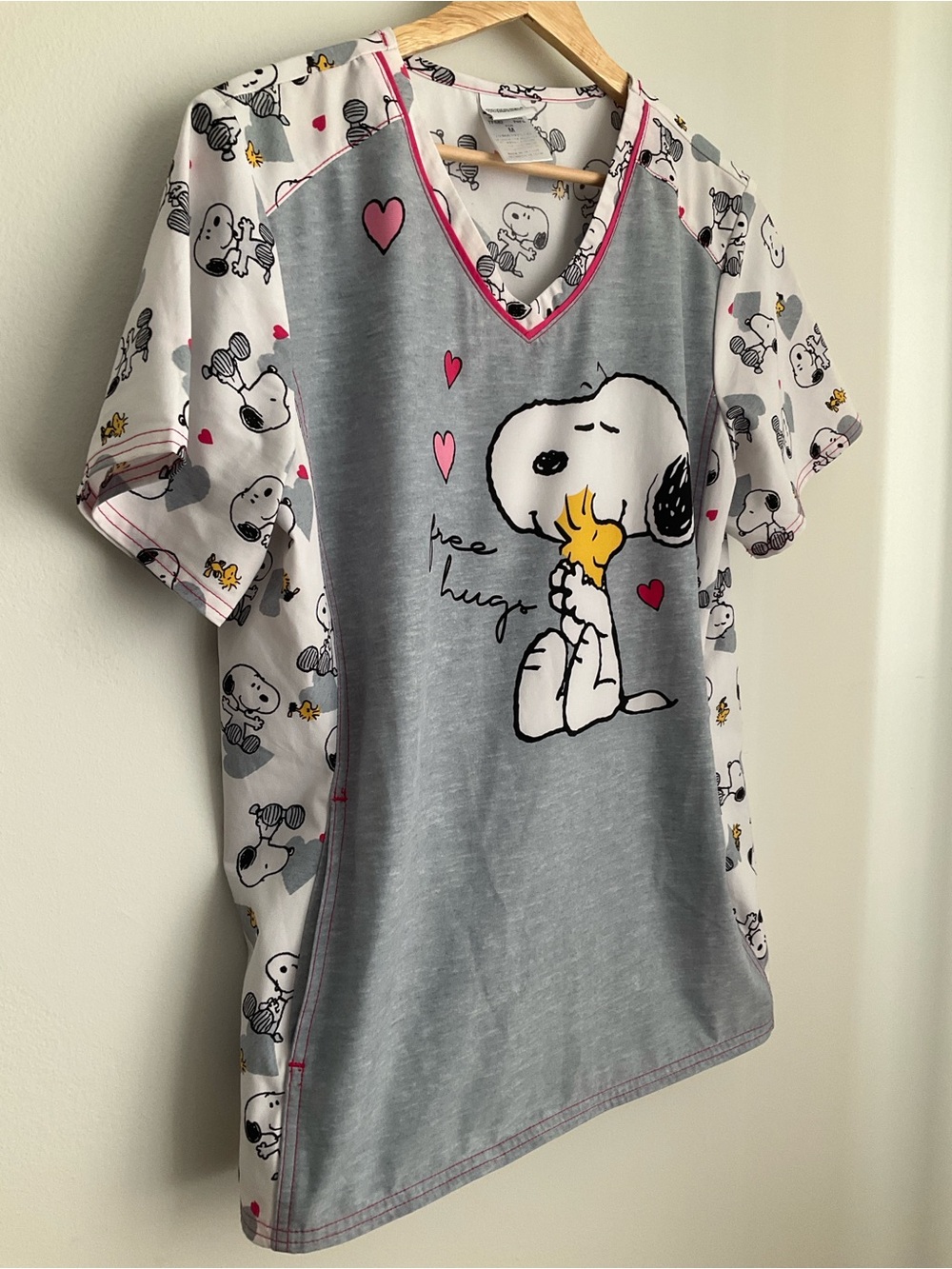 Cherokee Tooniforms Peanuts Snoopy "Free Hugs" Scrub Top Gray Pink - Picture 3 of 10